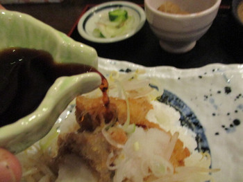 「お清水」料理 932708 醤油カツ丼２　特性醤油タレをかける