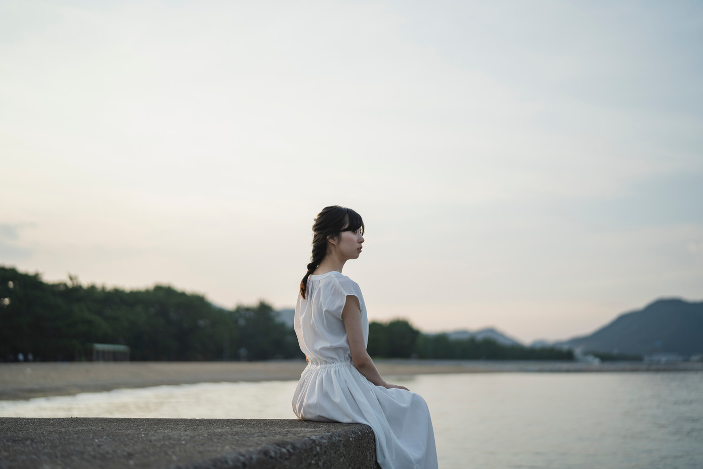 夕暮れの海の女性