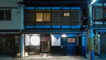 施設の正面 (日没後) / 2