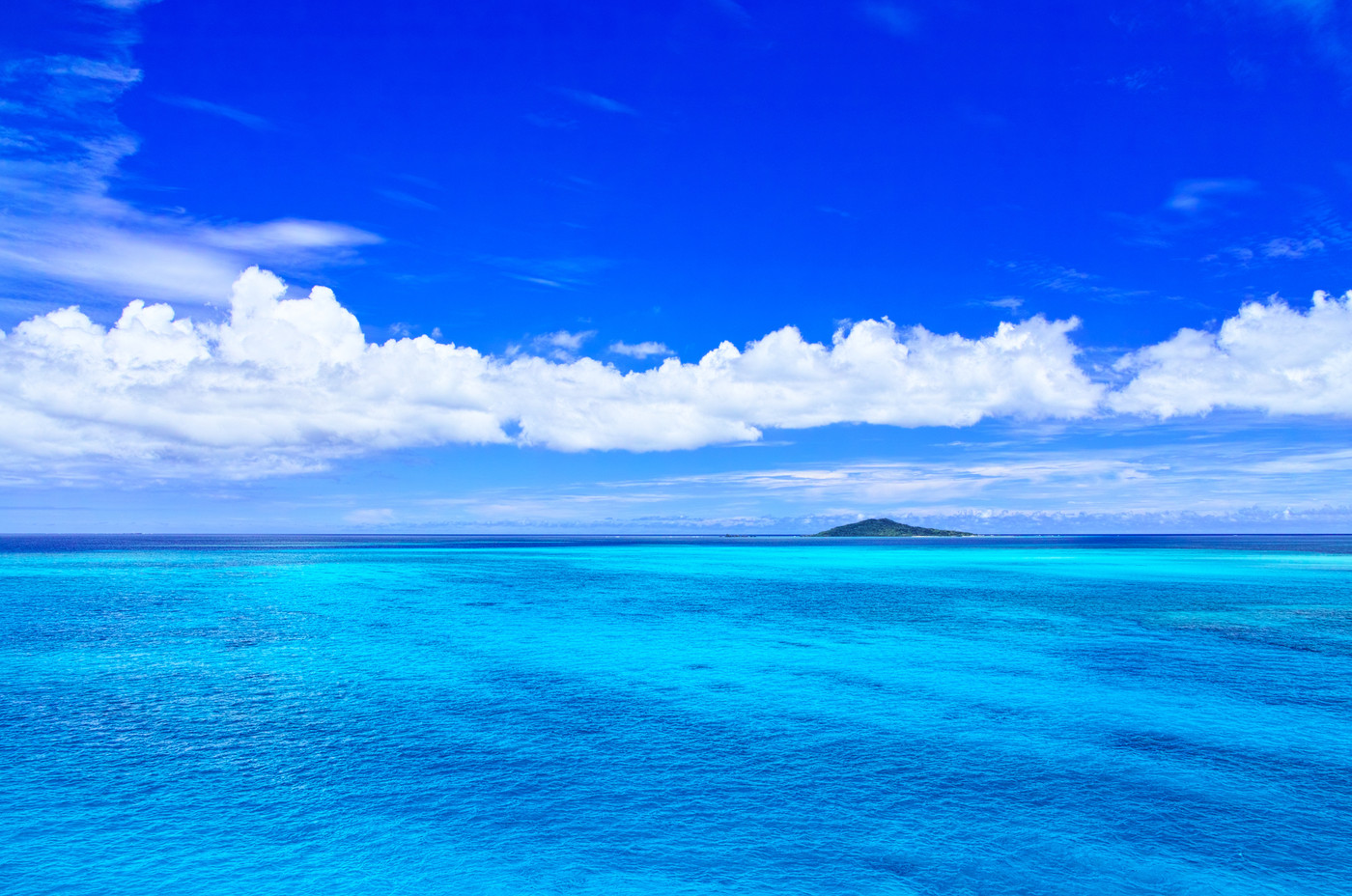 真夏の宮古島。池間大橋から見た風景