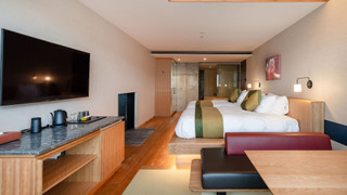 プレミアム ルーム ダブルベッド 2 台 (Garden)