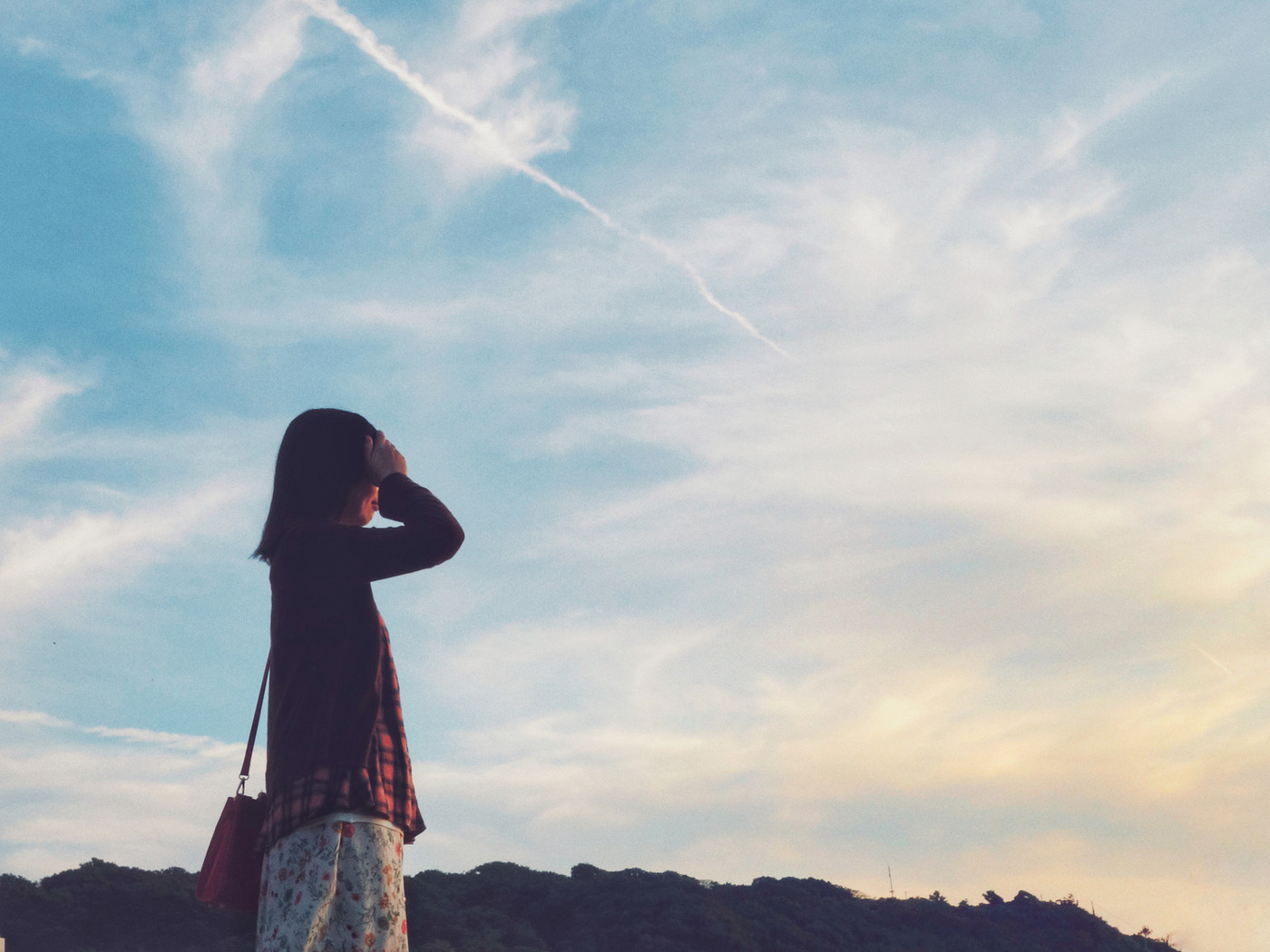 旅先の佐渡にて。夕暮れの空にヒコーキ雲が出ていたので撮影。