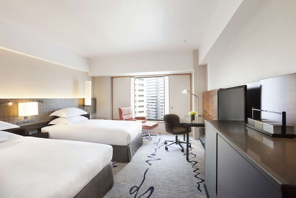 自然光が射しこむ心地よさが魅力のプール3450459