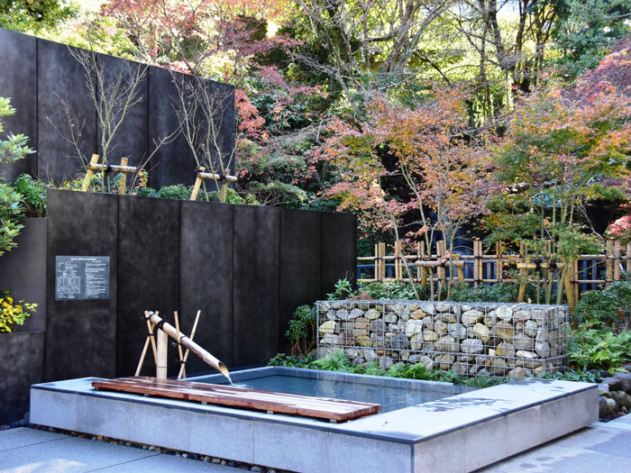 公園の入り口には、誰でも自由に入れる足湯が