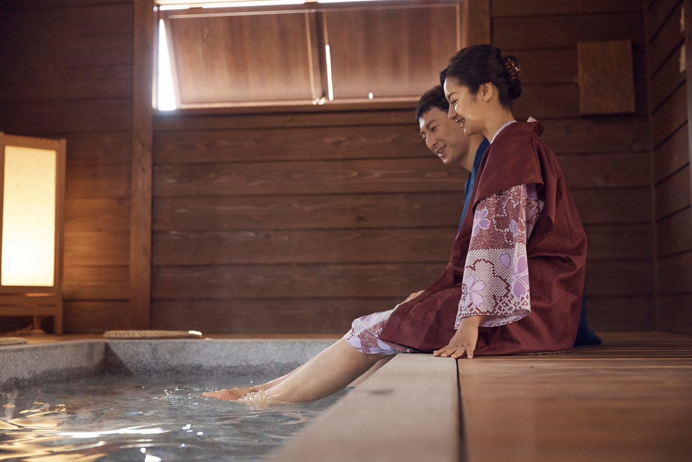 足湯に浸かる夫婦