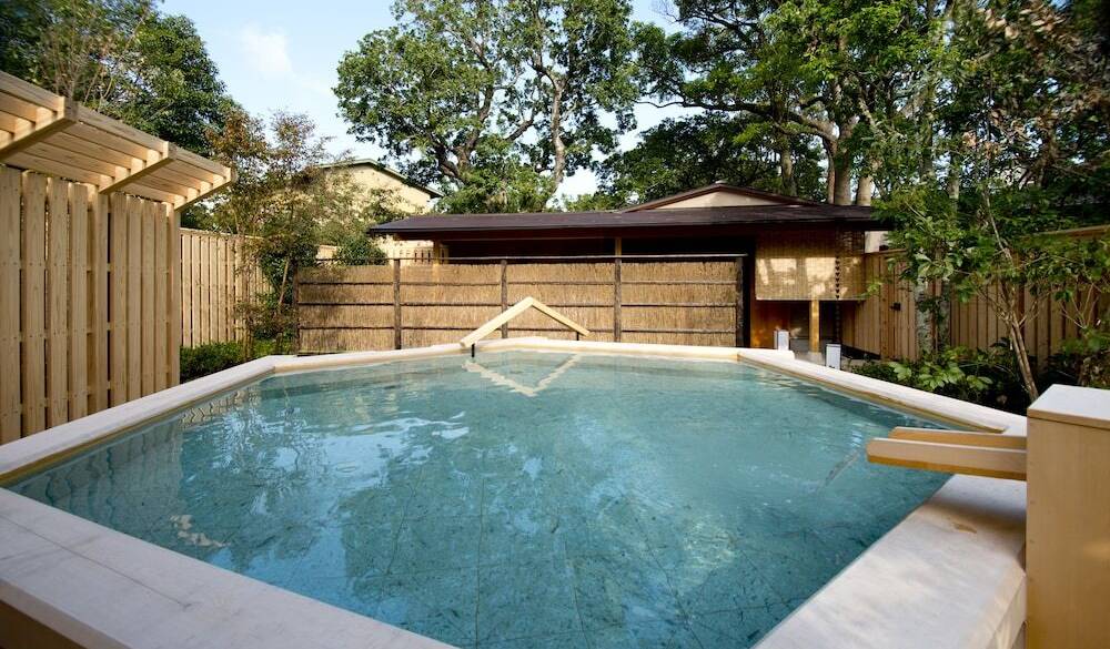 庭園露天風呂「葵」 / 1