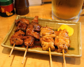 「山利喜 本館」料理 891494 2012.7 れば（2串300円）、てっぽう（2串300円）