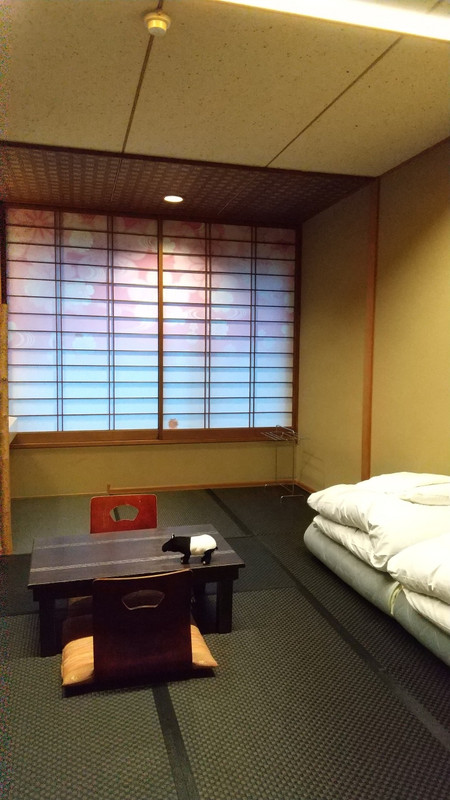 お布団は自分で敷くのだ。