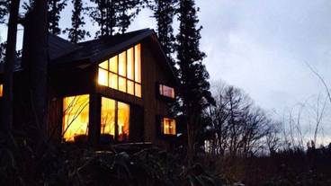 施設の正面 (日没後) / 1