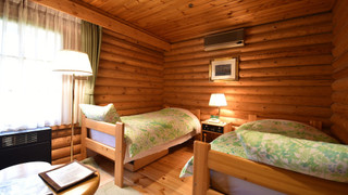 【大型コテージの 1 部】ツインルーム・禁煙＜1 部屋 ベッド 2 台＞