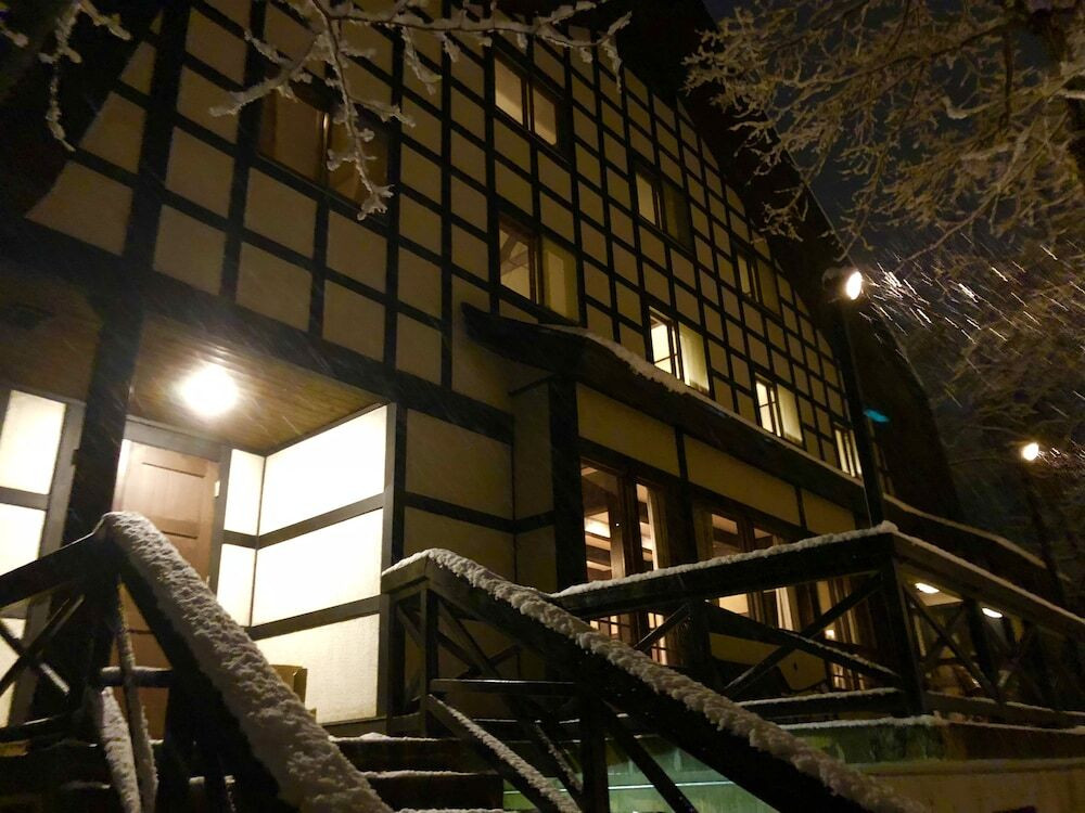 施設の正面 (日没後)