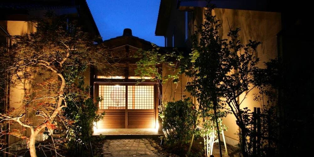 施設の正面 (日没後)