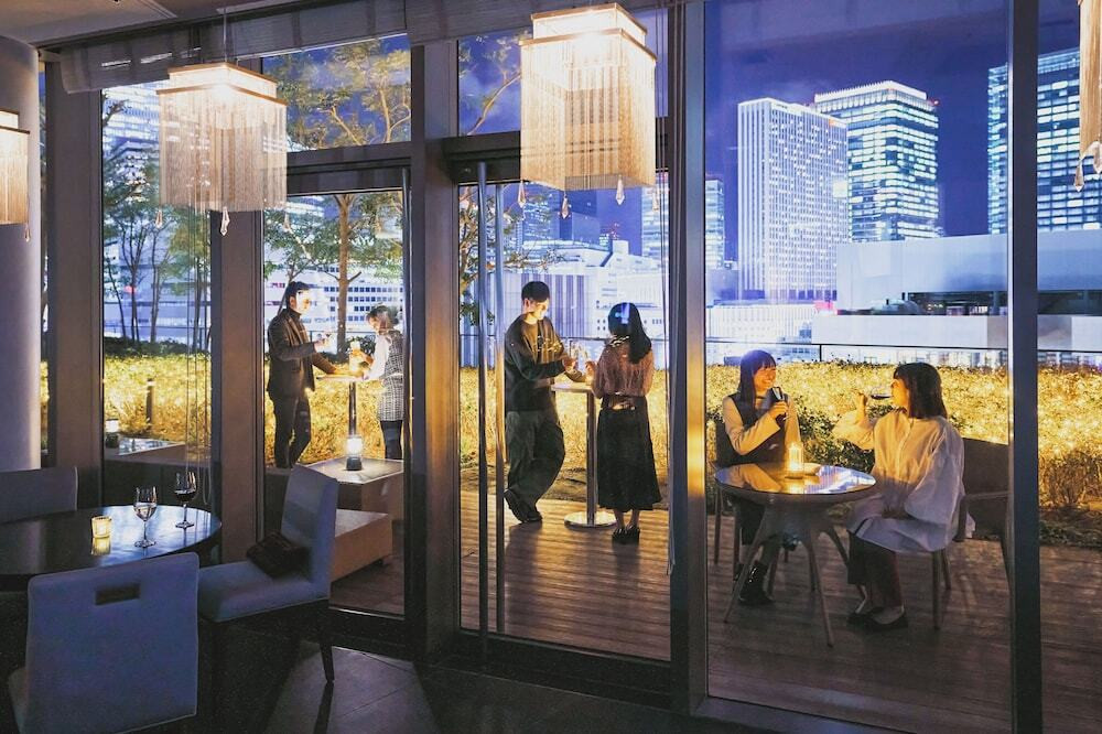 ラウンジで夜景とお酒に酔いしれて4290205