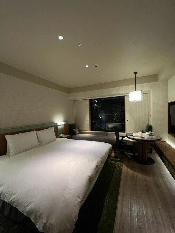 1人でもゆっくり落ち着いて空間を味わえるのがヒルトンの魅力。クラッシックで温かみのある空間なのも、ヒルトンのお気に入りポイントです。 / 1