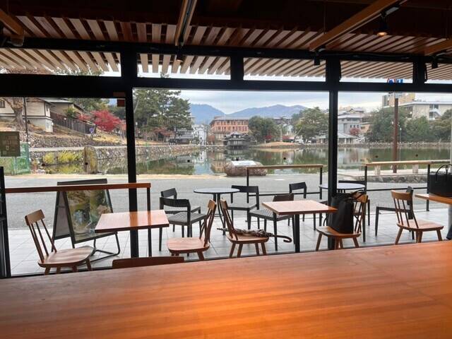 ホテル1階のスターバックス店内 / 3