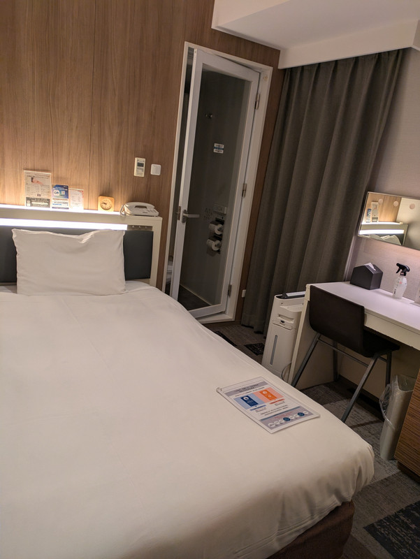 ベッドはまあまあ広いです。スーツケースは広げられません。