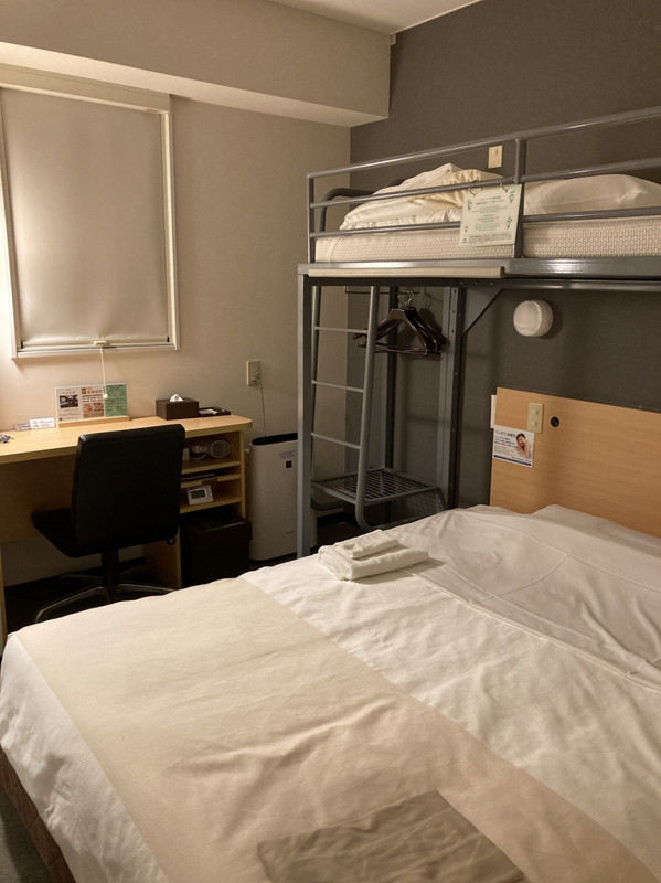 頭上にベッドがかかっていて不快