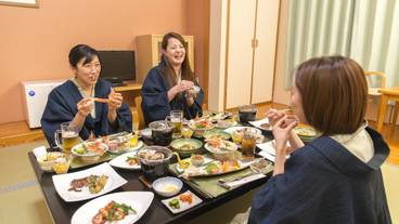 旅館のお食事処 / 4