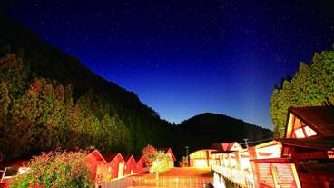 施設の正面 (日没後) / 2