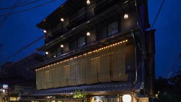 施設の正面 (日没後) / 7