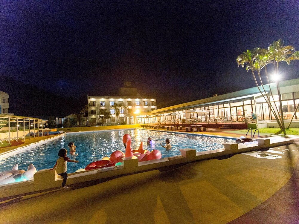 施設の正面 (日没後)