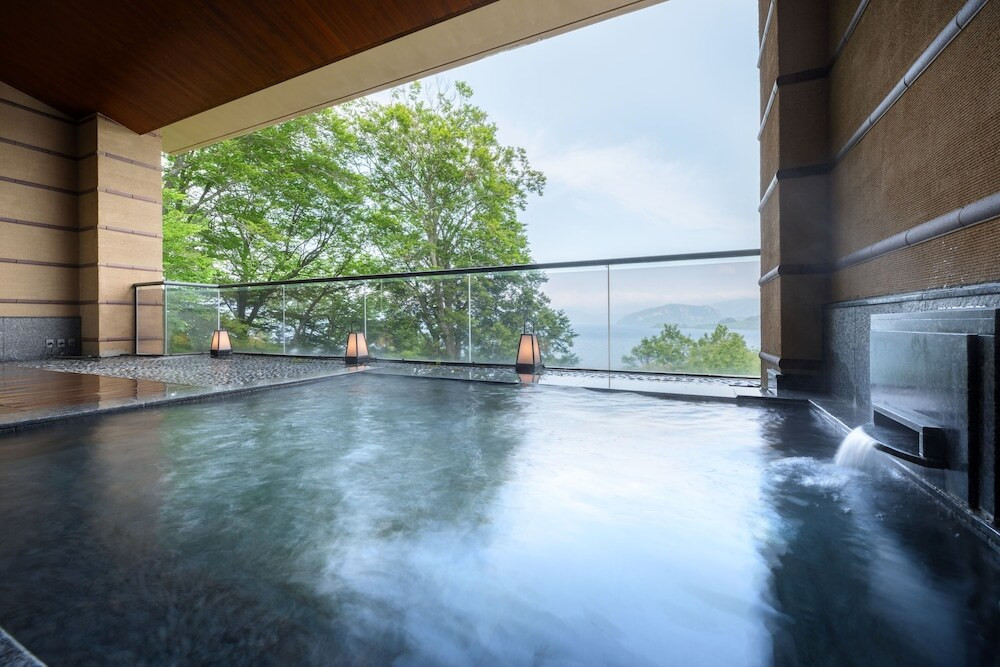 十和田湖を望む展望露天風呂3633284