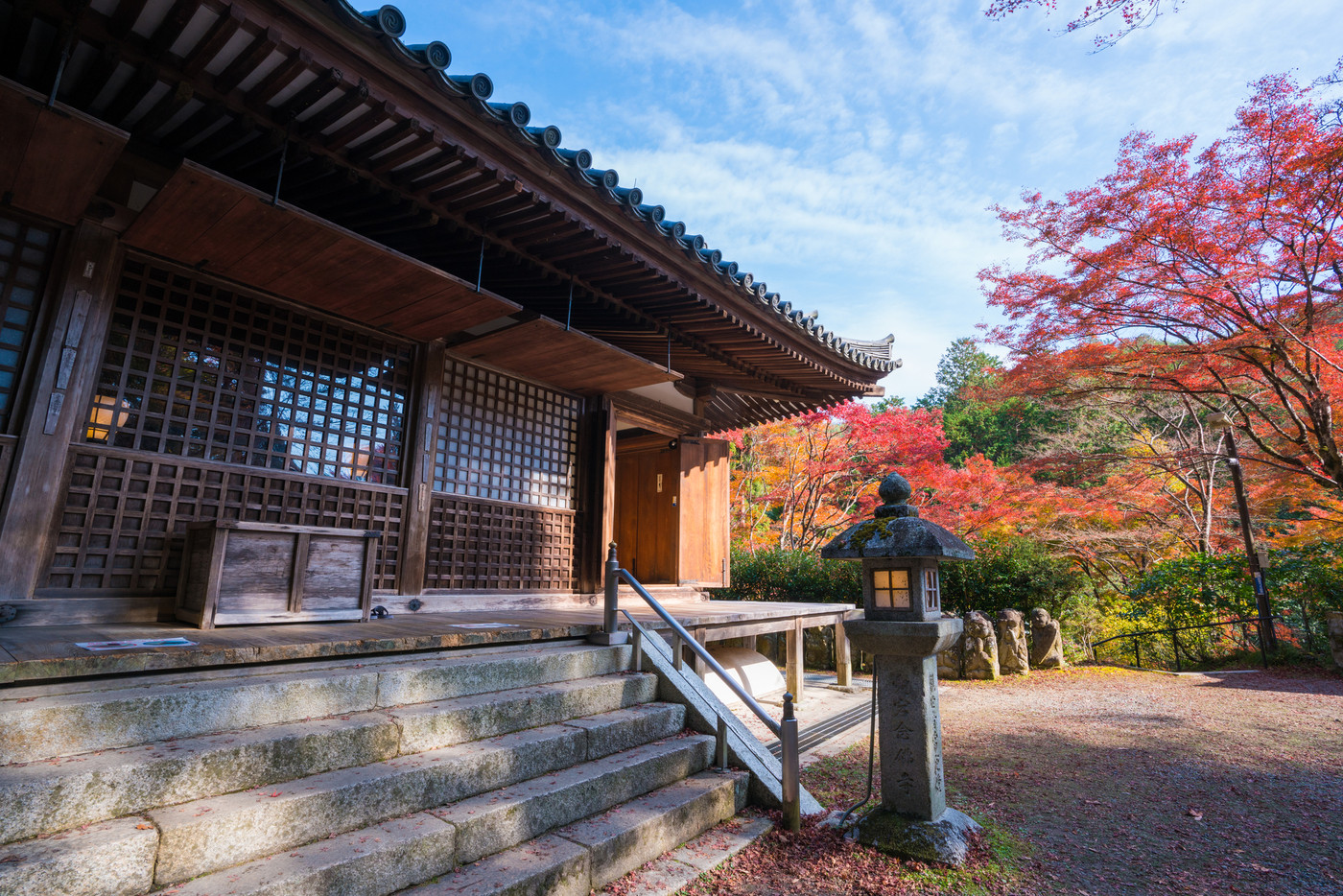 京都 愛宕念仏寺(おたぎねんぶつじ)の本堂と紅葉