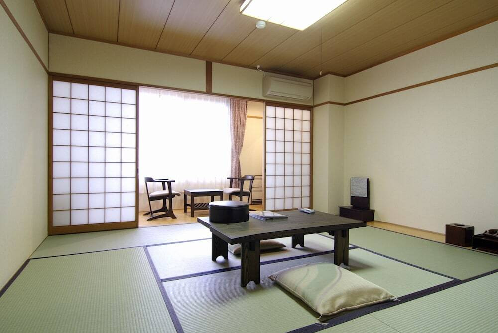 客室内のダイニングエリア