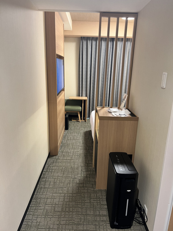 廊下に冷蔵庫があります