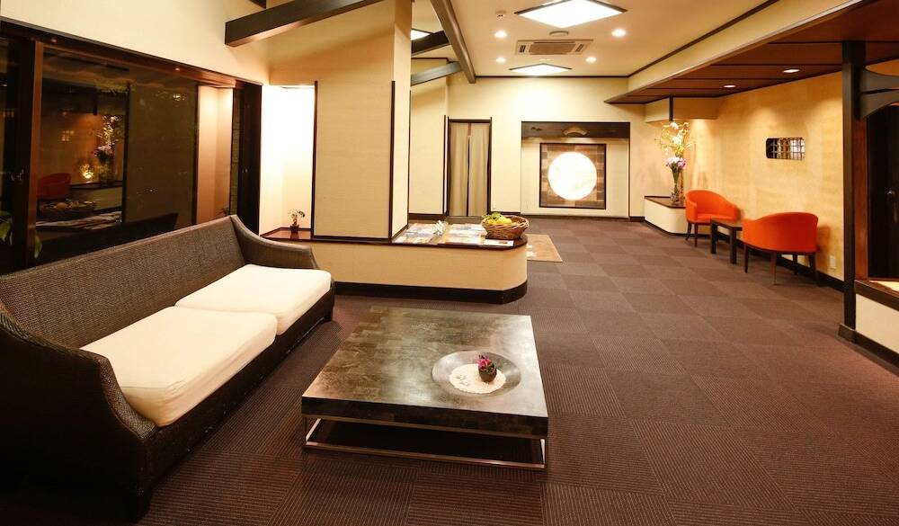 奥湯河原のモダン宿に
チェックイン / 3