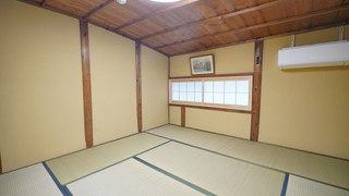 (203室) 2階 4人部屋 (個室, 共用トイレ, シャワー付)