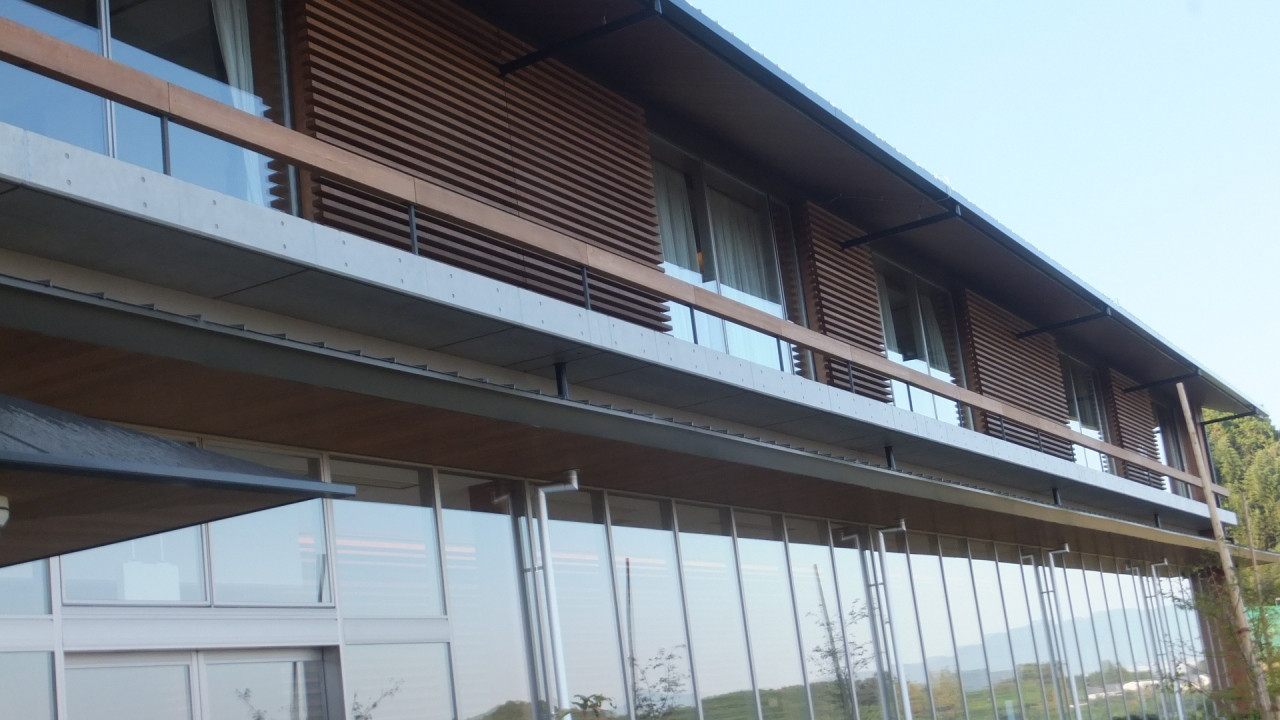 その対策か県立の学校がこれで、この方が学校の建物