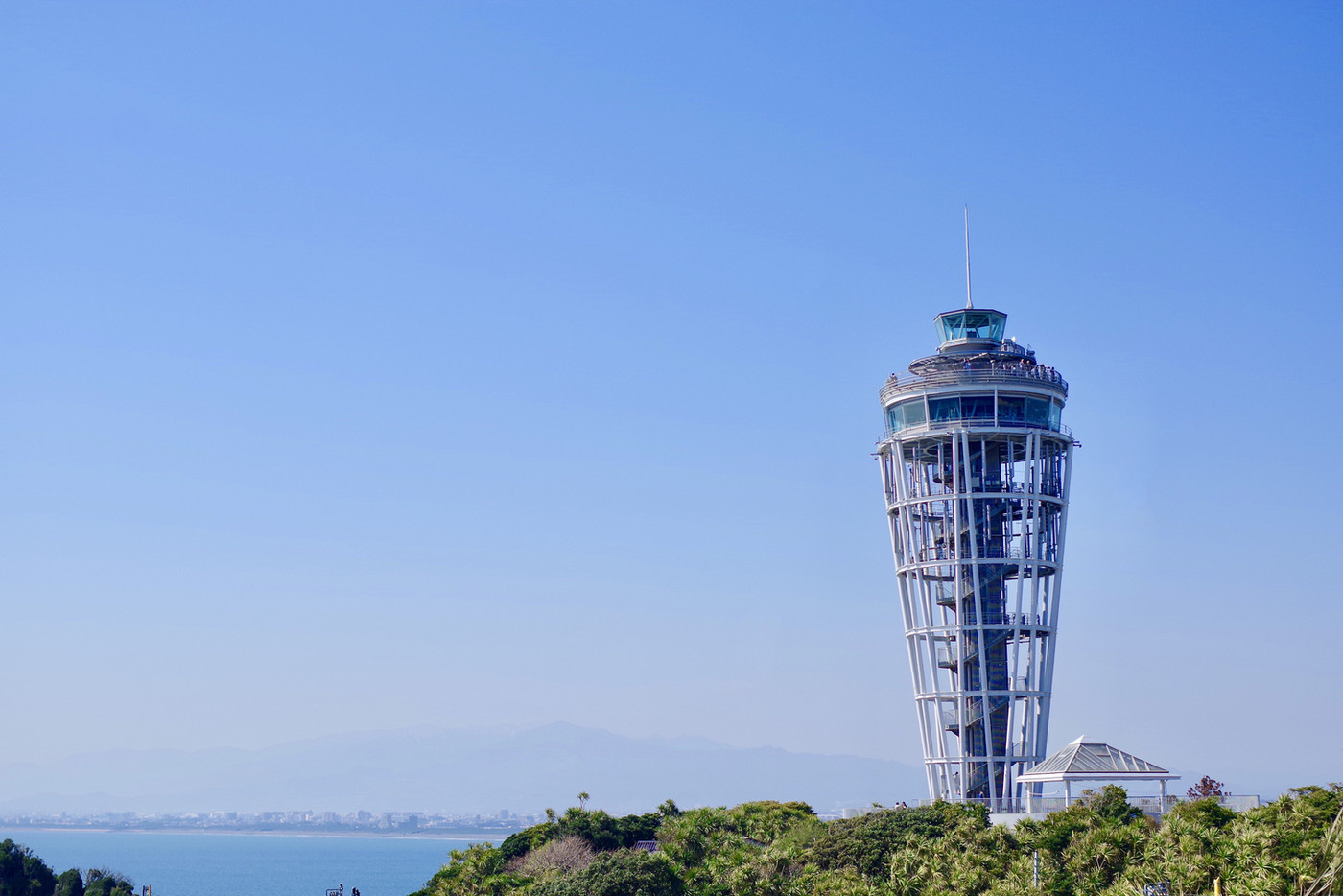 江ノ島シーキャンドル、広い青空と一緒に。