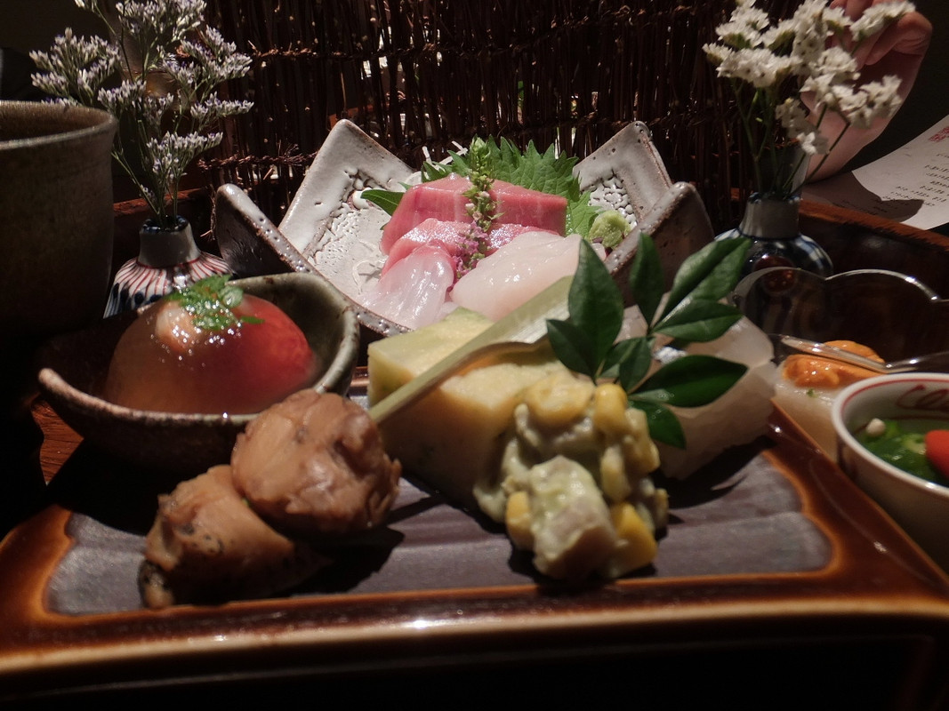 真ん中に鎮座する大間のマグロ。2切れでしたが美味しい！