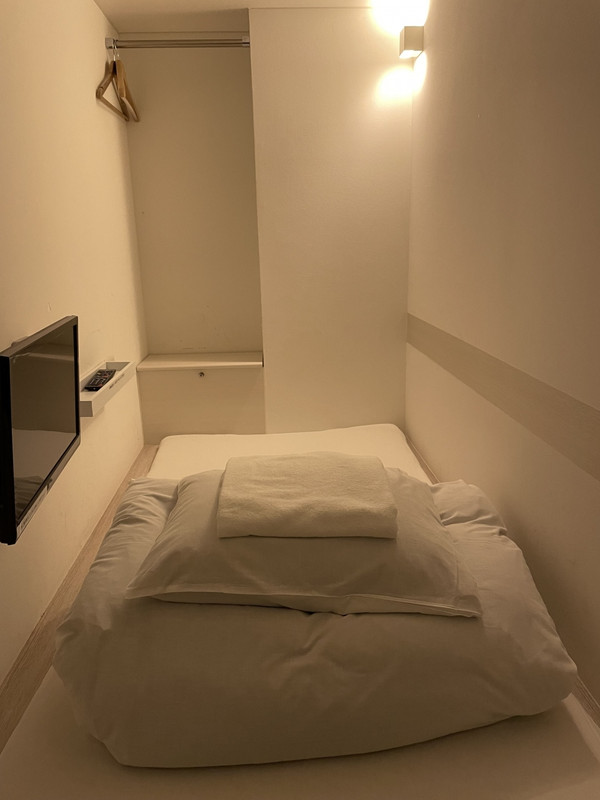 カプセルとは違い、天井が高いので立ち上がっても問題ないです。