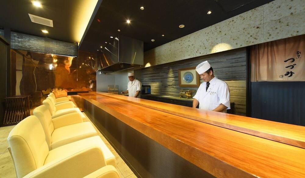 食事処にはカウンター席もある / 5