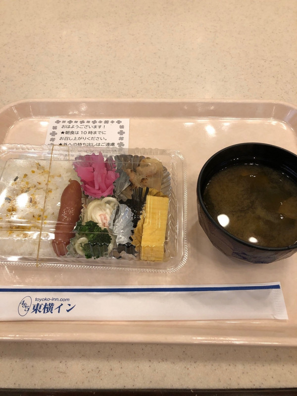 朝食の弁当。味噌汁は給仕してくれた。