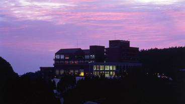 施設の正面 (日没後) / 5