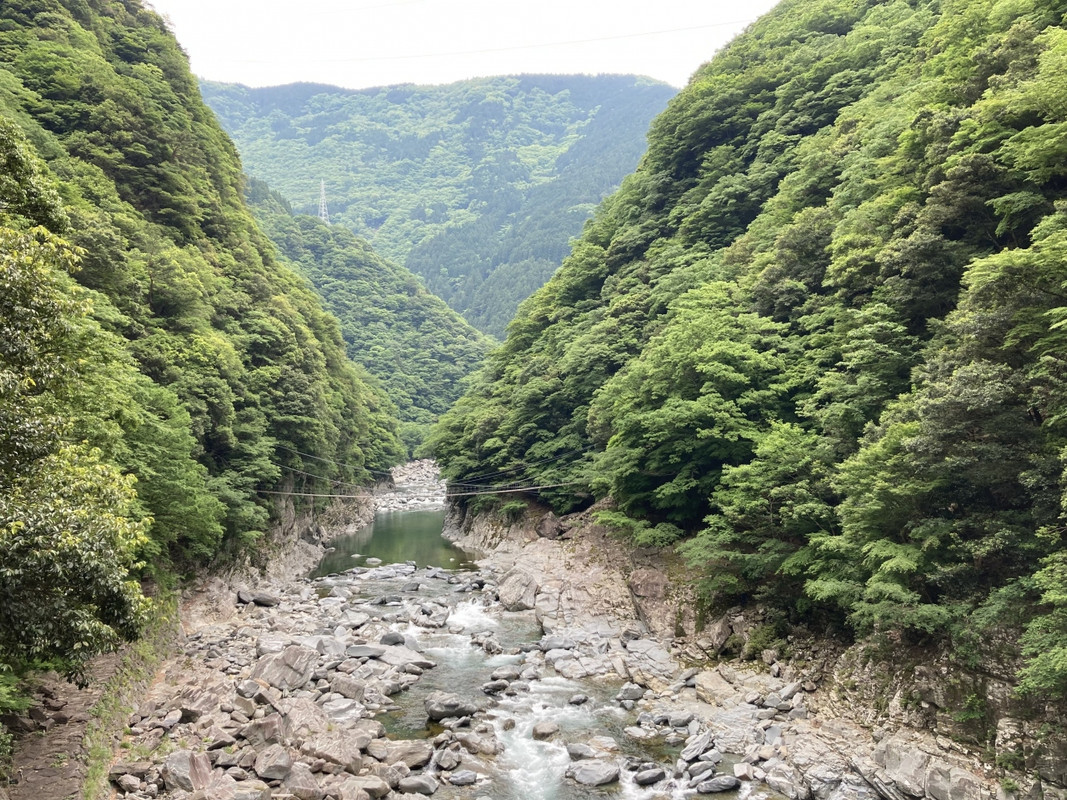 祖谷渓の谷底。この渓流添いに露天風呂がある