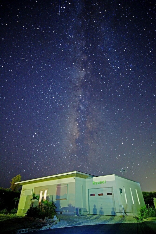 施設の正面 (日没後)