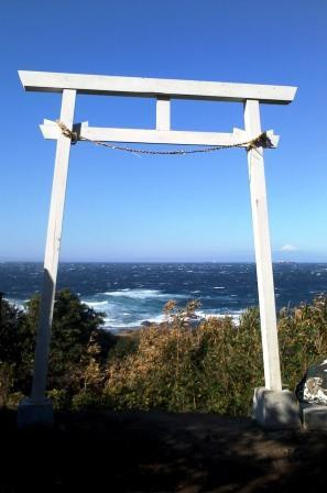 海を見つめる鳥居。崖のほとりの「洲崎神社」127438
