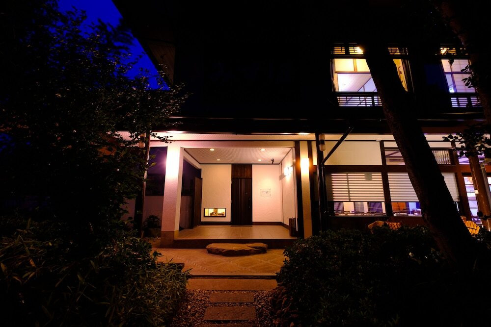 施設の正面 (日没後)