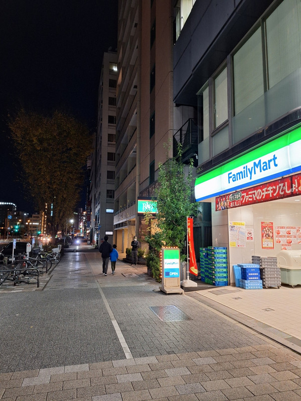 横はコンビニ。