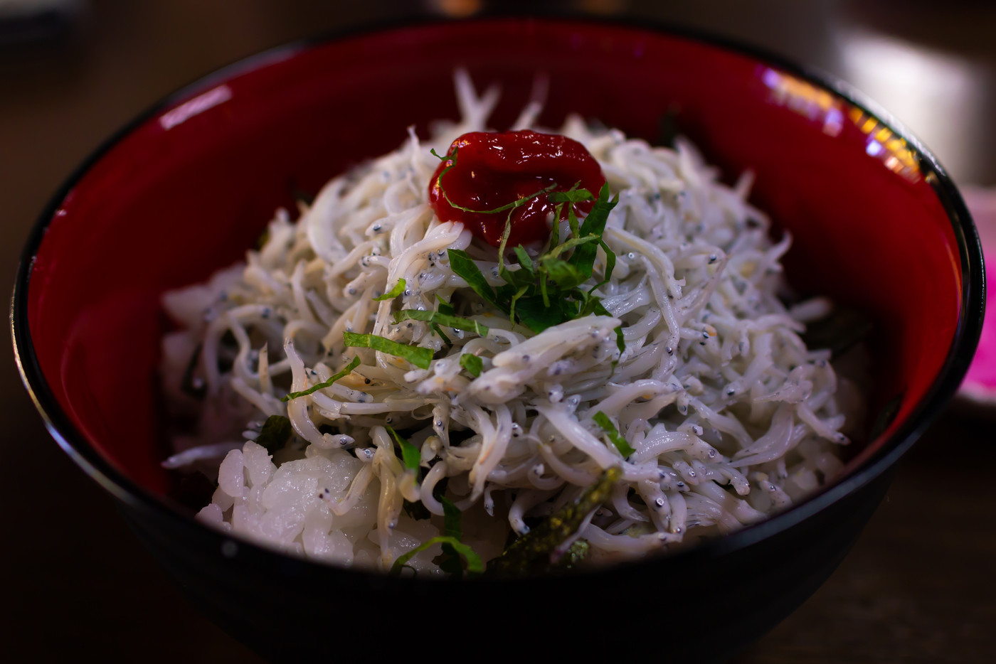 釜揚げしらす丼と梅干し