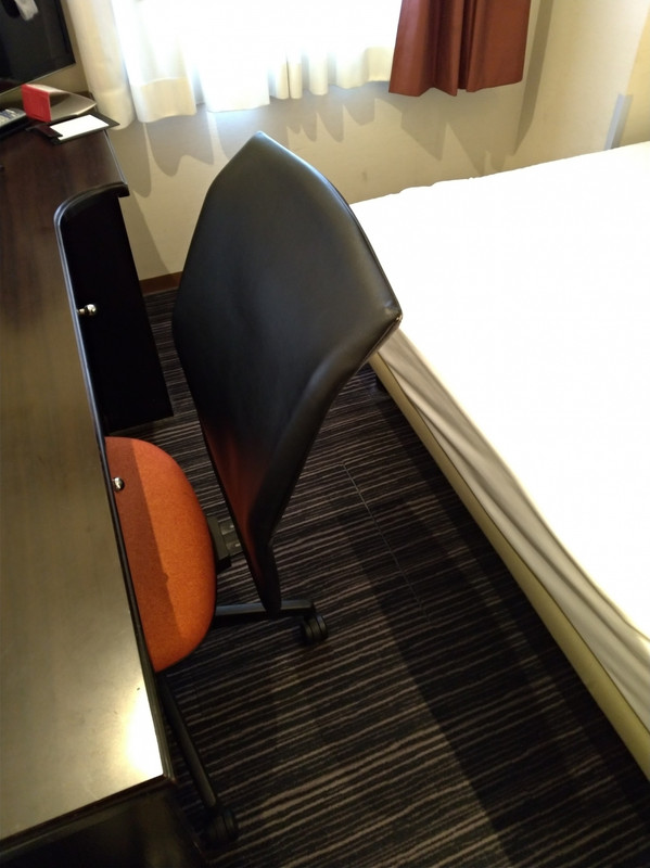 この背もたれが本当にでかくて邪魔でした