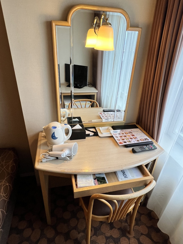 デスクというか鏡台