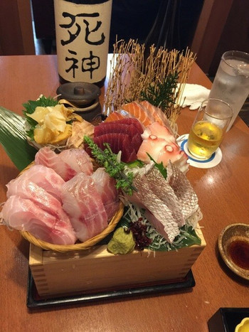 「魚 枡」料理 773286 枡盛りのお刺身と、日本酒・死神