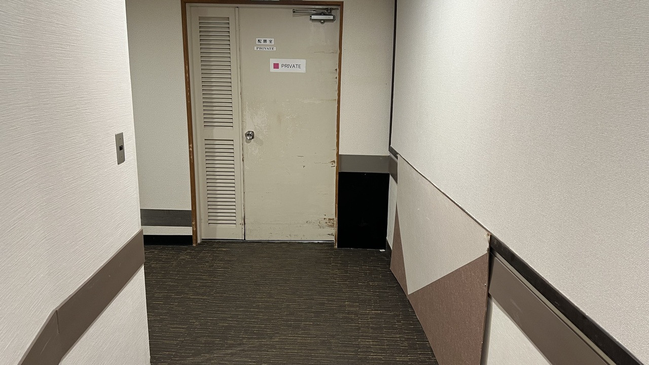 廊下を歩くと、剥げた塗装に、壁には謎の当て板が！！