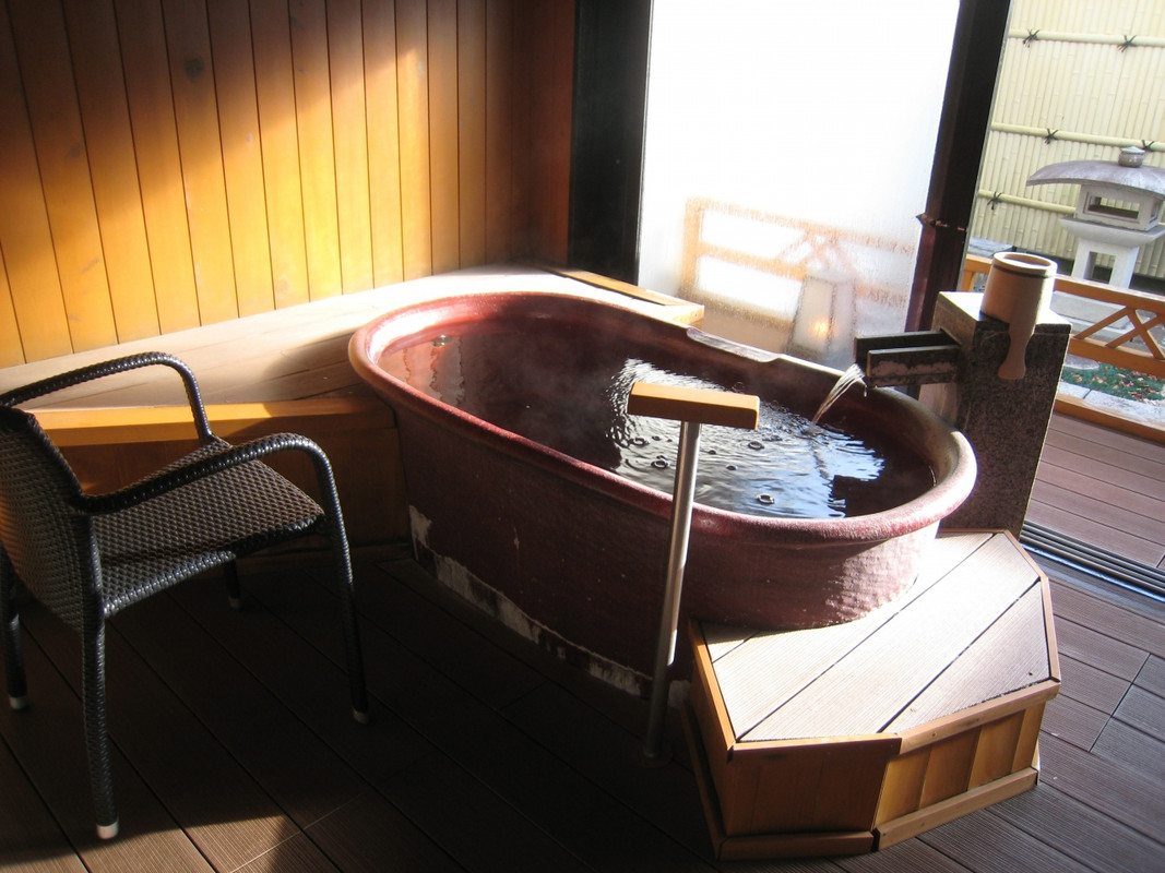 山水亭311号室の露天風呂の部屋　窓を開ければ坪庭に塀