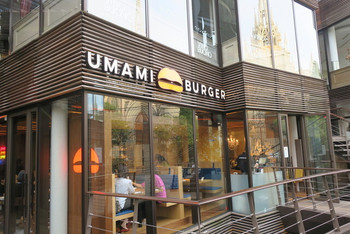 「UMAMI BURGER 青山店」外観 1258887 すっきりモダンな店1